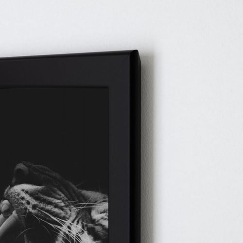 لوحة جدارية مع برواز تعني قوة النمر باللون الاسود...