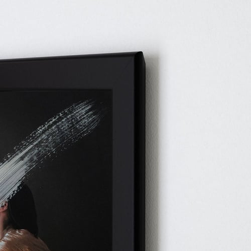 لوحة جدارية فنية Model عارضة برواز ابيض ، اسود