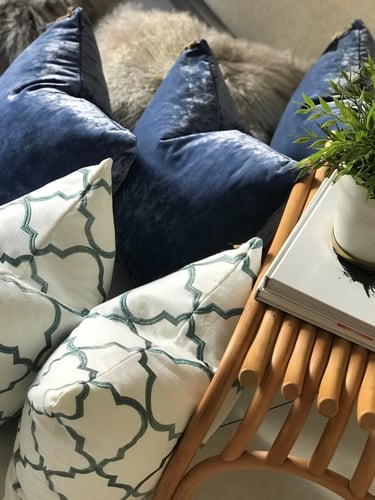 غطاء وسادة مخمل أزرق جري