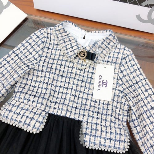 فستان شتوي للمناسبات من شانيل مزين ببروش