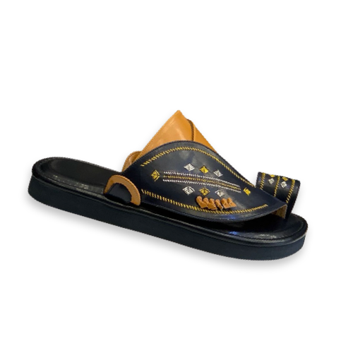 حذاء شرقي نقش يدوي بالخيط كحلي على كركمي