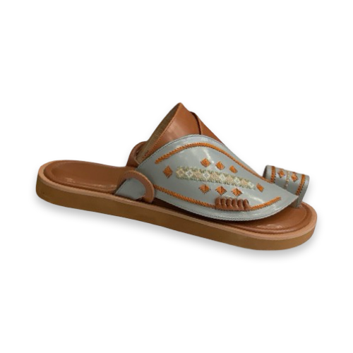 حذاء شرقي مطرز يدوي كموني ع فستقي نقش