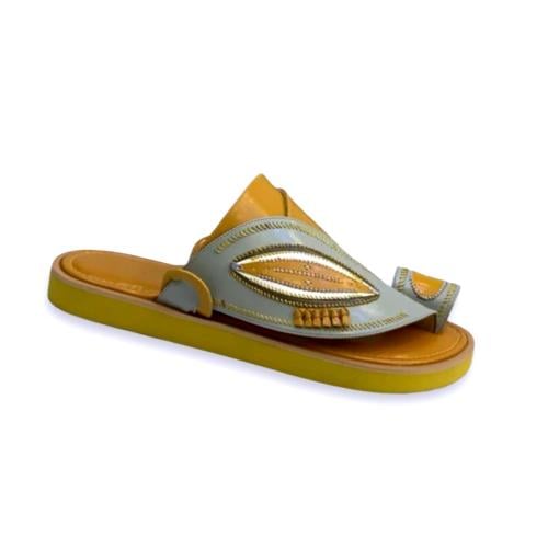 حذاء شرقي نقش يدوي بالخيط اصفر ع فستقي