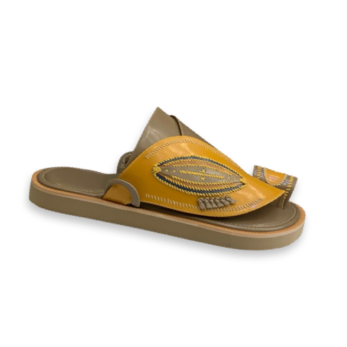 حذاء شرقي مطرز يدوي بيج ع اصفر