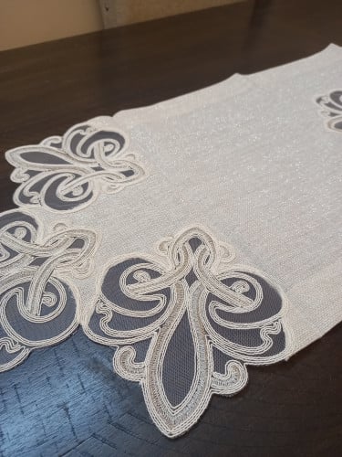 مفرش دانتيل وسط الطاوله