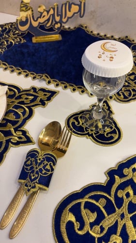 طقم مفارش كحلي بذهبي