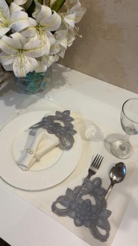 طقم مفارش دانتيل لون رصاصي