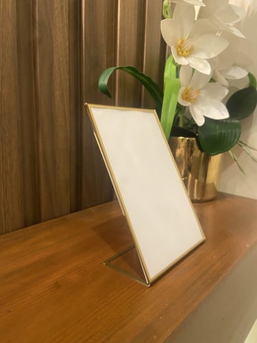 استاند اكريليك تحديد ذهبي