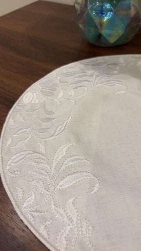 طقم أنيق لمفارش تطريز لطاولة الطعام