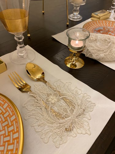 مفرش سكري بتطريز دانتيل لون ذهبي