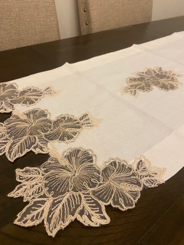 مفرش دانتيل وسط الطاوله