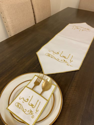 طقم مفرش وسط الطاوله. وحامل ملاعق العدد 12