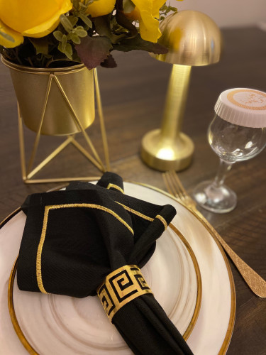 مناديل اسود تحديد ذهبي