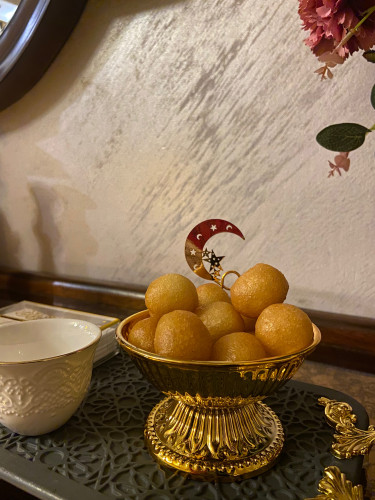 صحن بتصميم رمضاني ذهبي