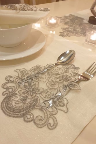 مفرش دانتيل رمادي