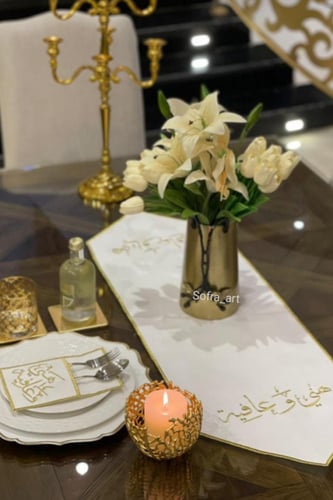 طقم مفرش وسط الطاوله وحامل ملاعق