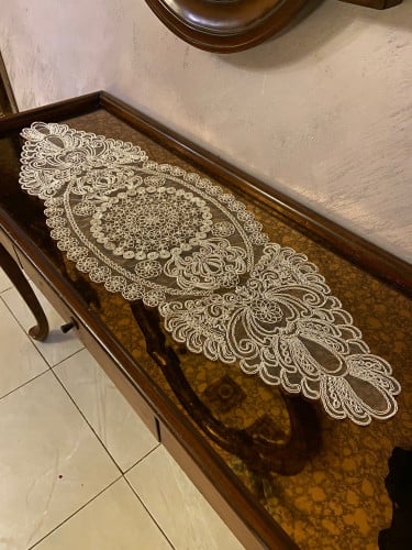 مفرش دانتيل وسط الطاوله