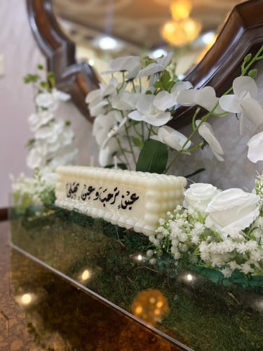 استاند اكريليك مع تنسيق الورد فقط