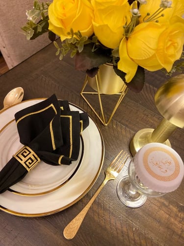 مناديل اسود تحديد ذهبي