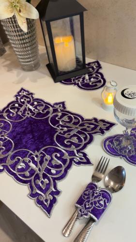 طقم 6اشخاص مخمل تطريز فضي