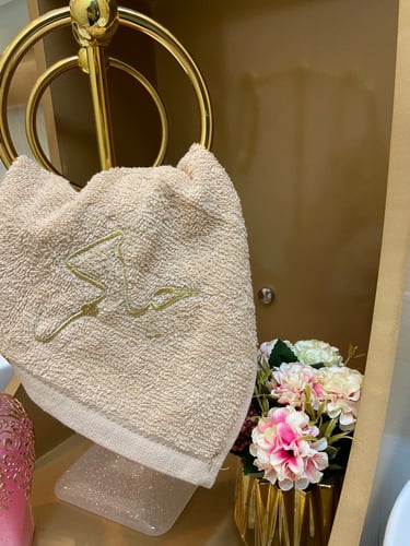 منشفة صغيرة تطريز للمغاسل بعباره حياكم