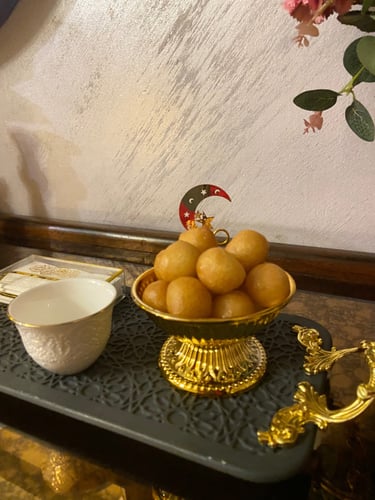 صحن بتصميم رمضاني ذهبي