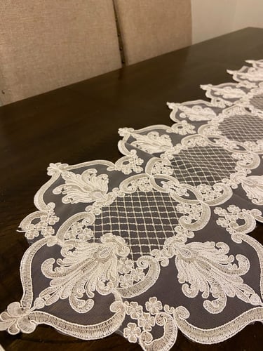 مفرش دانتيل وسط الطاوله