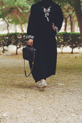 عباية تطريز ياقة و كم