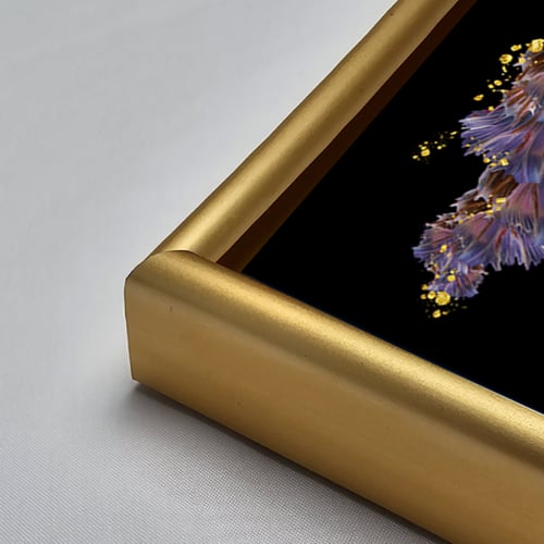 لوحة جدارية أكريليك تصور سمكة بتدرجات البنفسجي وال...