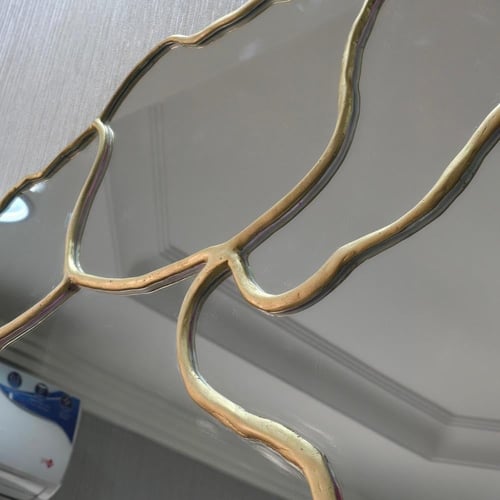 مرايا اطار خشب يقسمها من الداخل