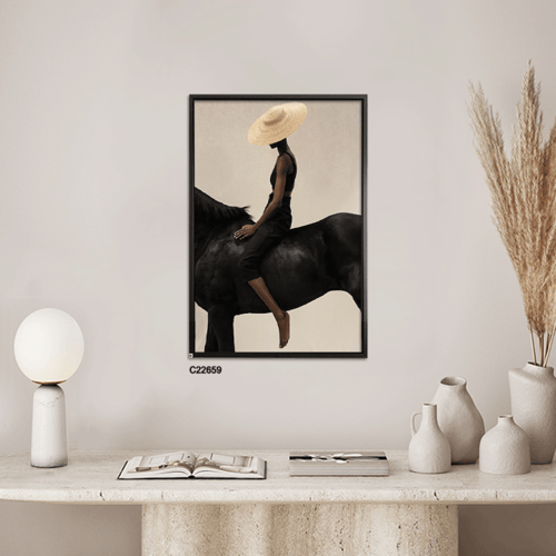 لوحة جدارية كانفس فتاة تمتطي خيل بتدرجات البيج وال...