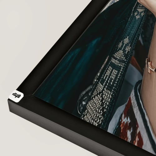 لوحة جدارية كانفس فتاة بخلفية نقوش سجاد بتدرجات ال...