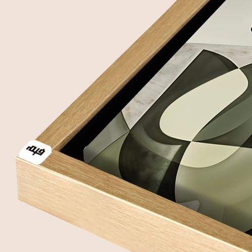 لوحة جدارية كانفس تصور شخصية انثوية بأسلوب تجريدي