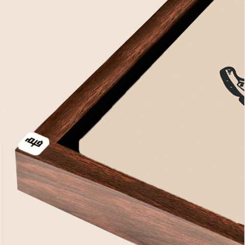 لوحة جدراية تحتوي كأس قهوة باللون البيج والاسود