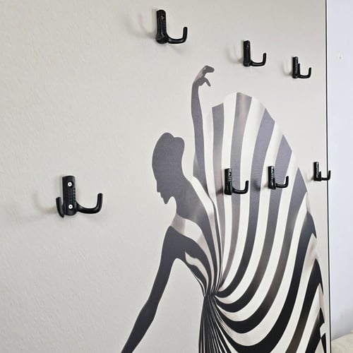 لوحة جدارية كانفس مزودة بعلاقات معدنية فتاة