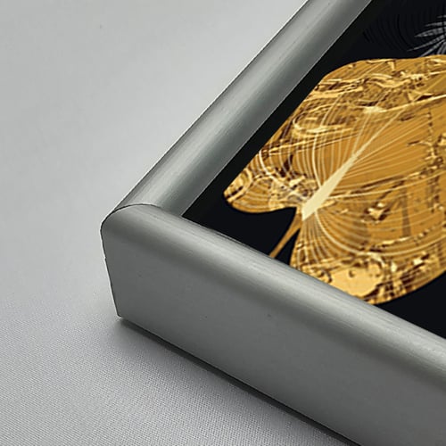 لوحة جدارية أكريليك تمتاز بتصميم يتضمن أوراق شجر