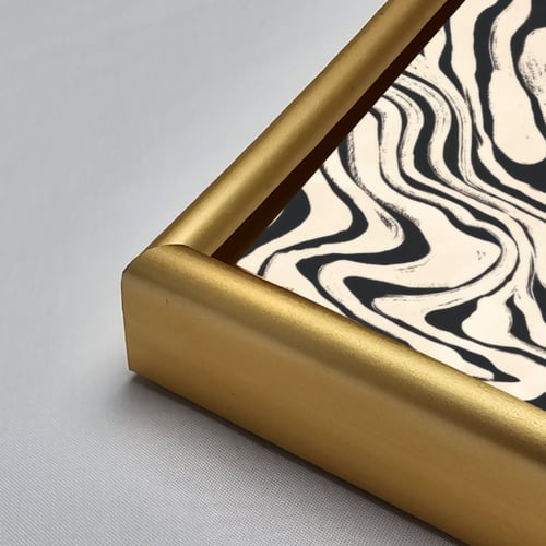 لوحة جدارية اكريليك تتميز بتصميم يشبه تموجات متداخ...
