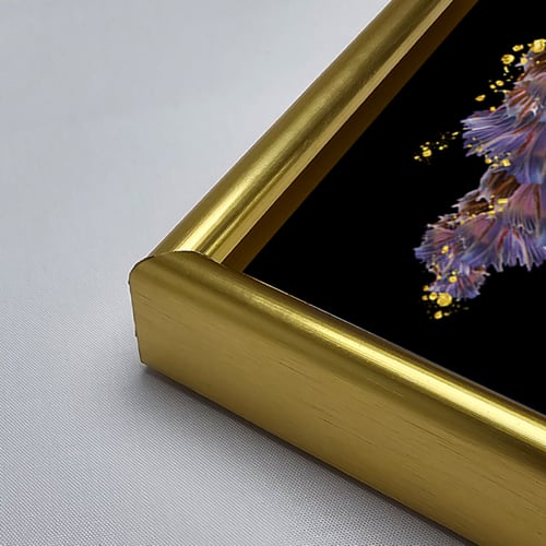 لوحة جدارية أكريليك تصور سمكة بتدرجات البنفسجي وال...