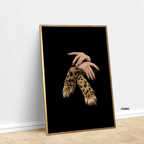 لوحة جدارية تصور يد فتاة وكف نمر بخلفية سوداء