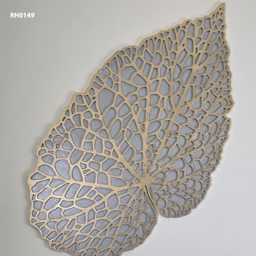 ديكور جداري خشبي بتصميم يجسد شكل ورقة شجر كبيرة بت...