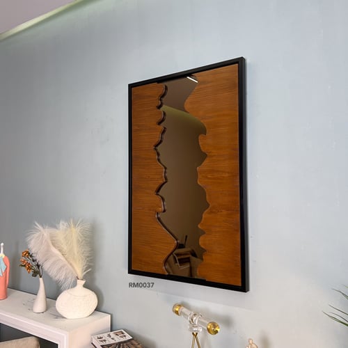 مرايا بتصميم أنيق يحيطها خشب بلون بني طبيعي ومرايا...