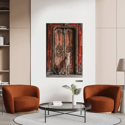 لوحة جدارية كانفس تصور فهد وفي خلفه باب خشبي قديم