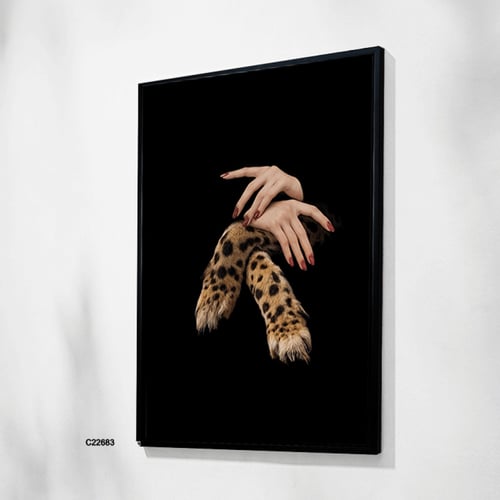 لوحة جدارية تصور يد فتاة وكف نمر بخلفية سوداء