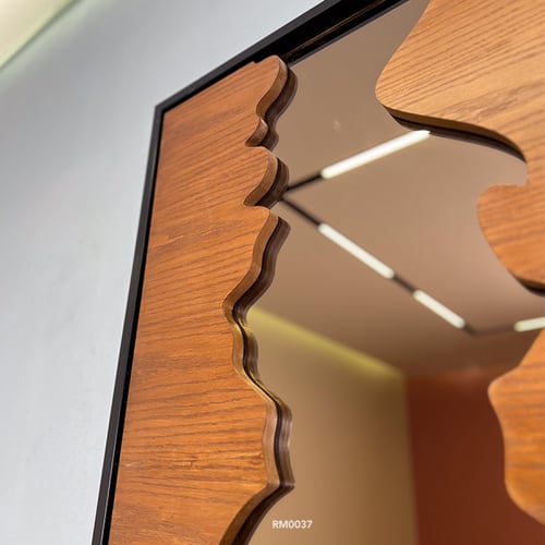 مرايا بتصميم أنيق يحيطها خشب بلون بني طبيعي ومرايا...