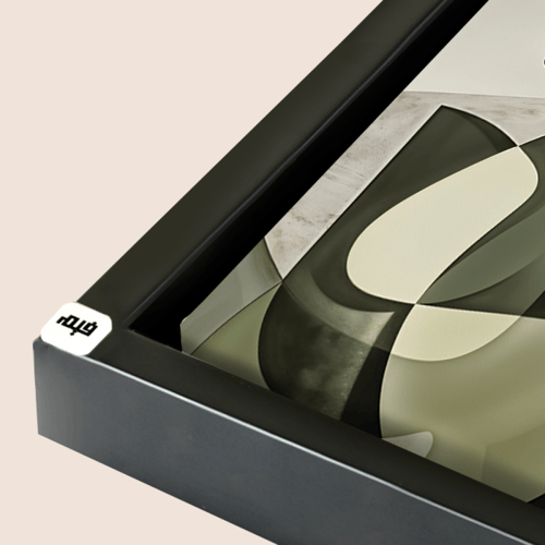 لوحة جدارية كانفس تصور شخصية انثوية بأسلوب تجريدي