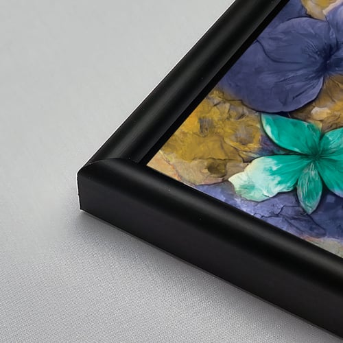 لوحة جدارية اكريليك تصوّر فتاة مع ورود الوان