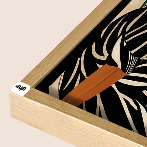 لوحة جدارية كانفس تصور شخصية انثوية بأسلوب تجريدي