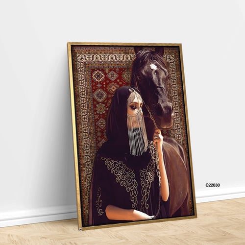 لوحة جدارية فتاة ترتدي البرقع وممسكة بخيل بني بخلف...