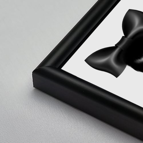 لوحة جدارية تصور سيدة بأسلوب مودرن، بتدرجات من الأ...