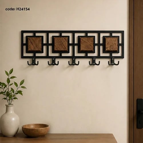 علاقة جدارية مودرن بتصميم هندسي خشبي